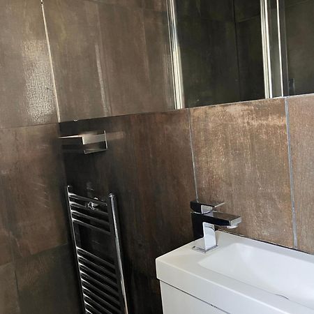 Bright Chiswick Apartment - Great Location Лондон Екстериор снимка