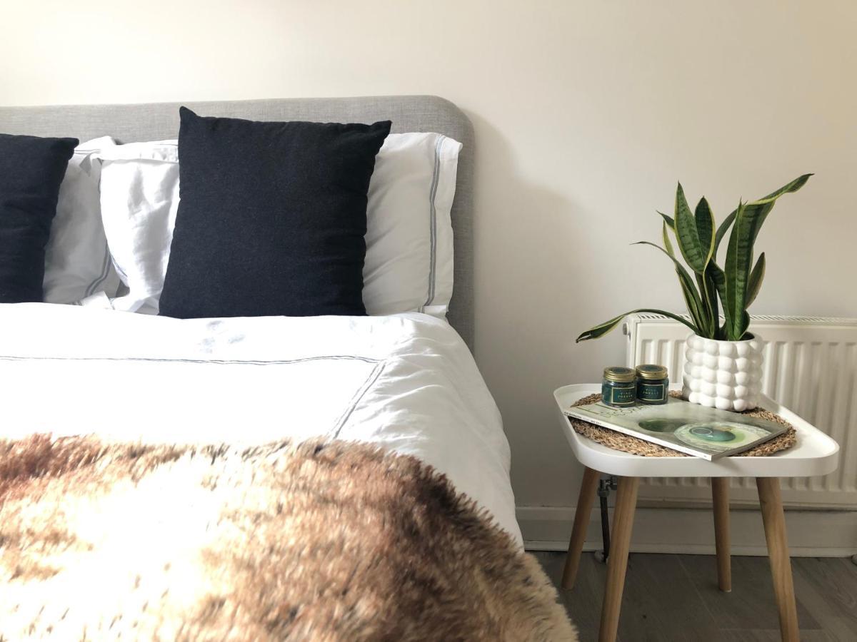 Bright Chiswick Apartment - Great Location Лондон Екстериор снимка