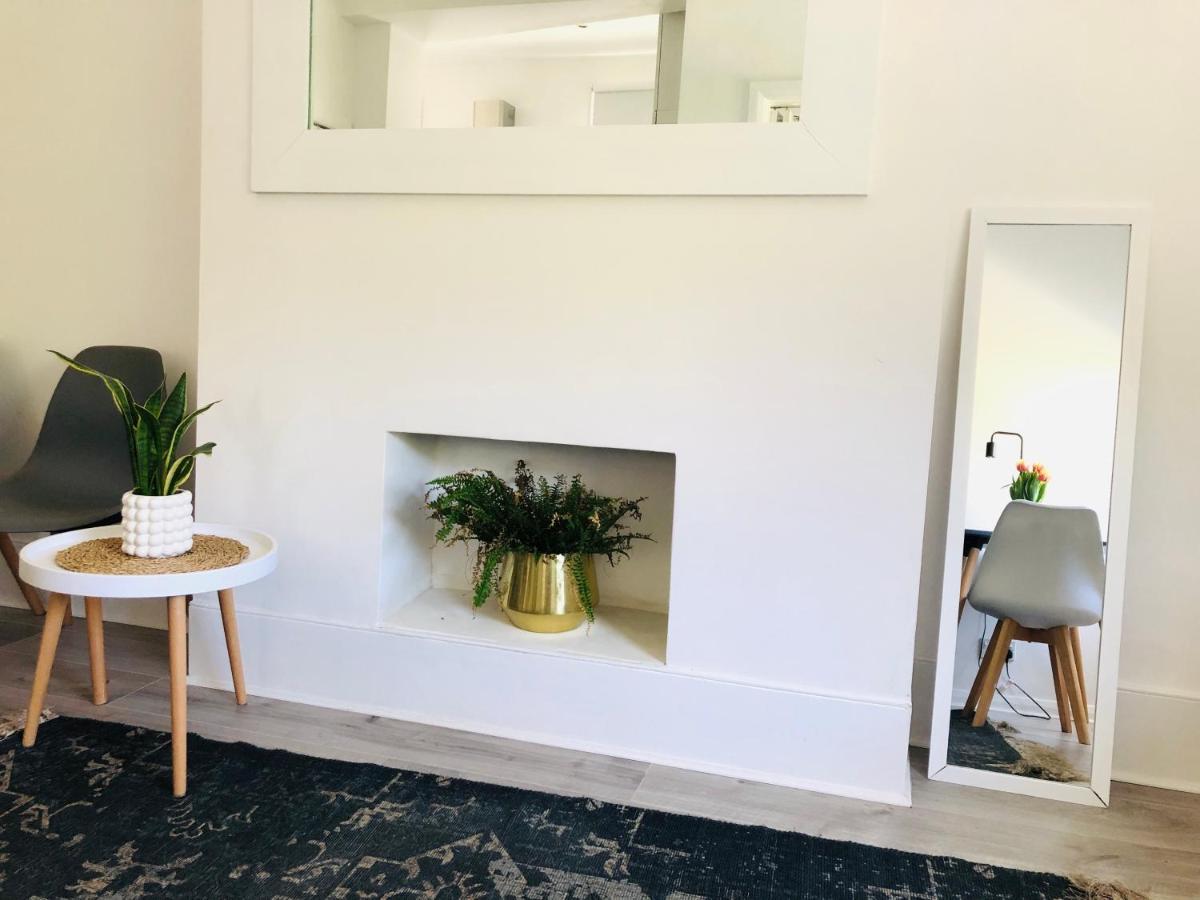 Bright Chiswick Apartment - Great Location Лондон Екстериор снимка