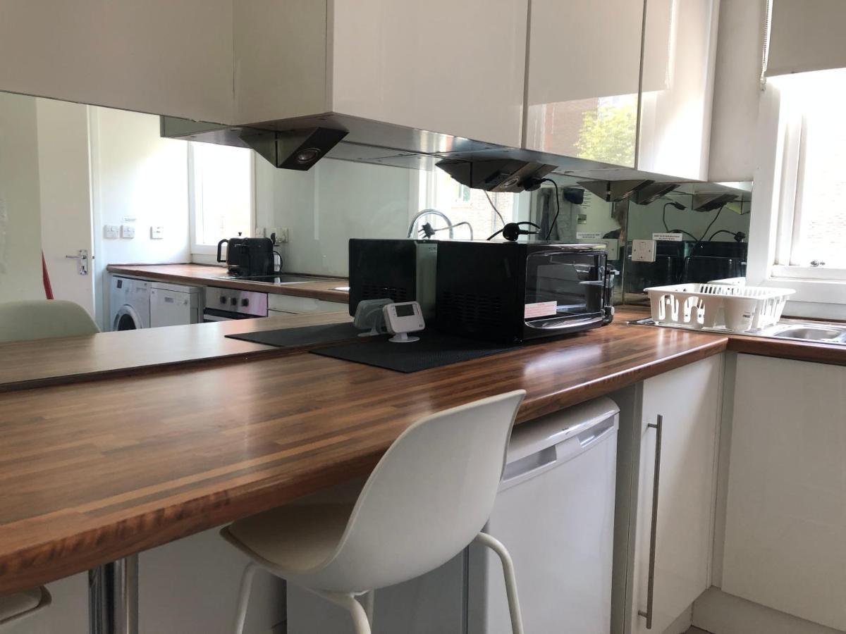 Bright Chiswick Apartment - Great Location Лондон Екстериор снимка