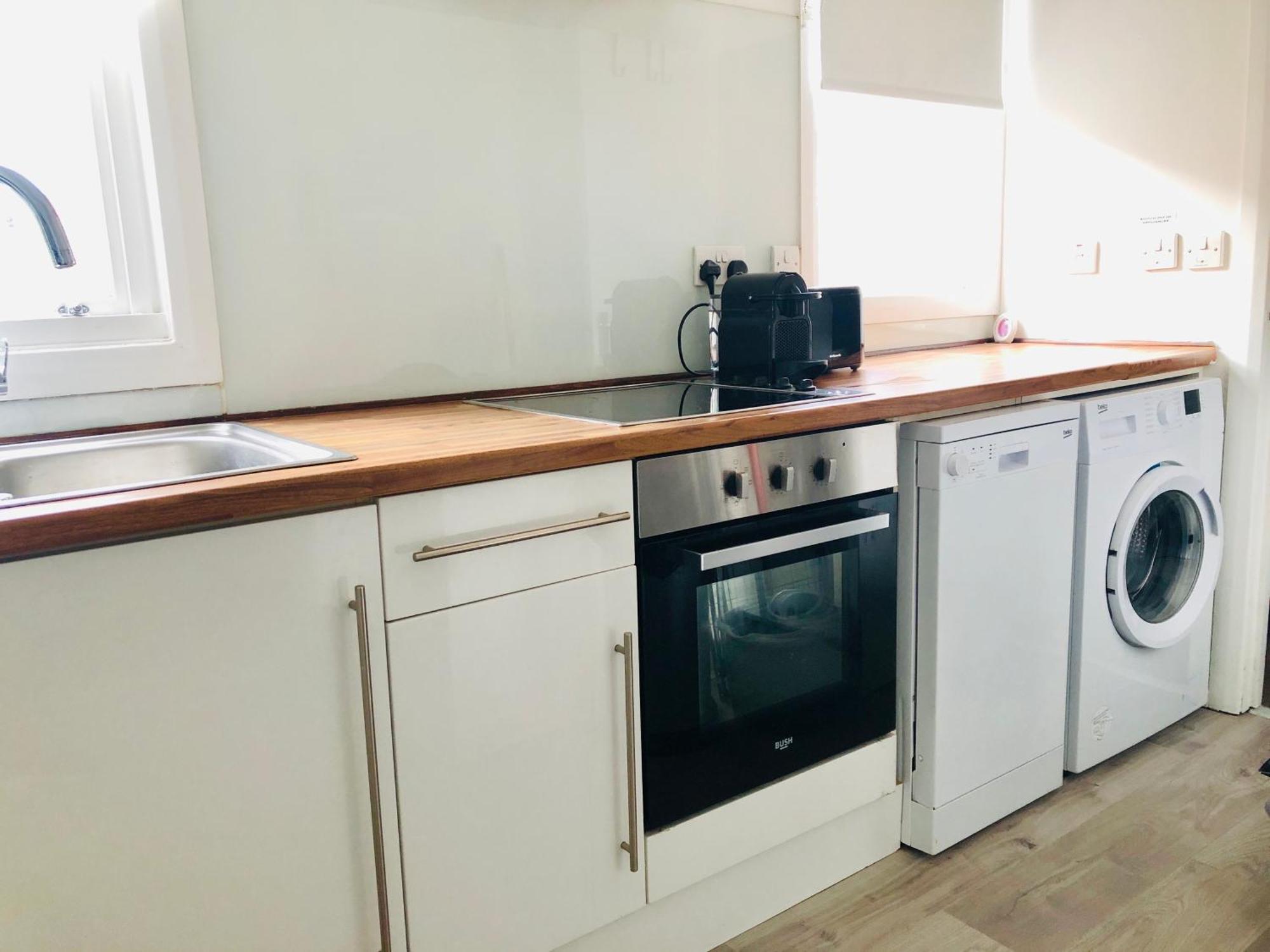 Bright Chiswick Apartment - Great Location Лондон Екстериор снимка