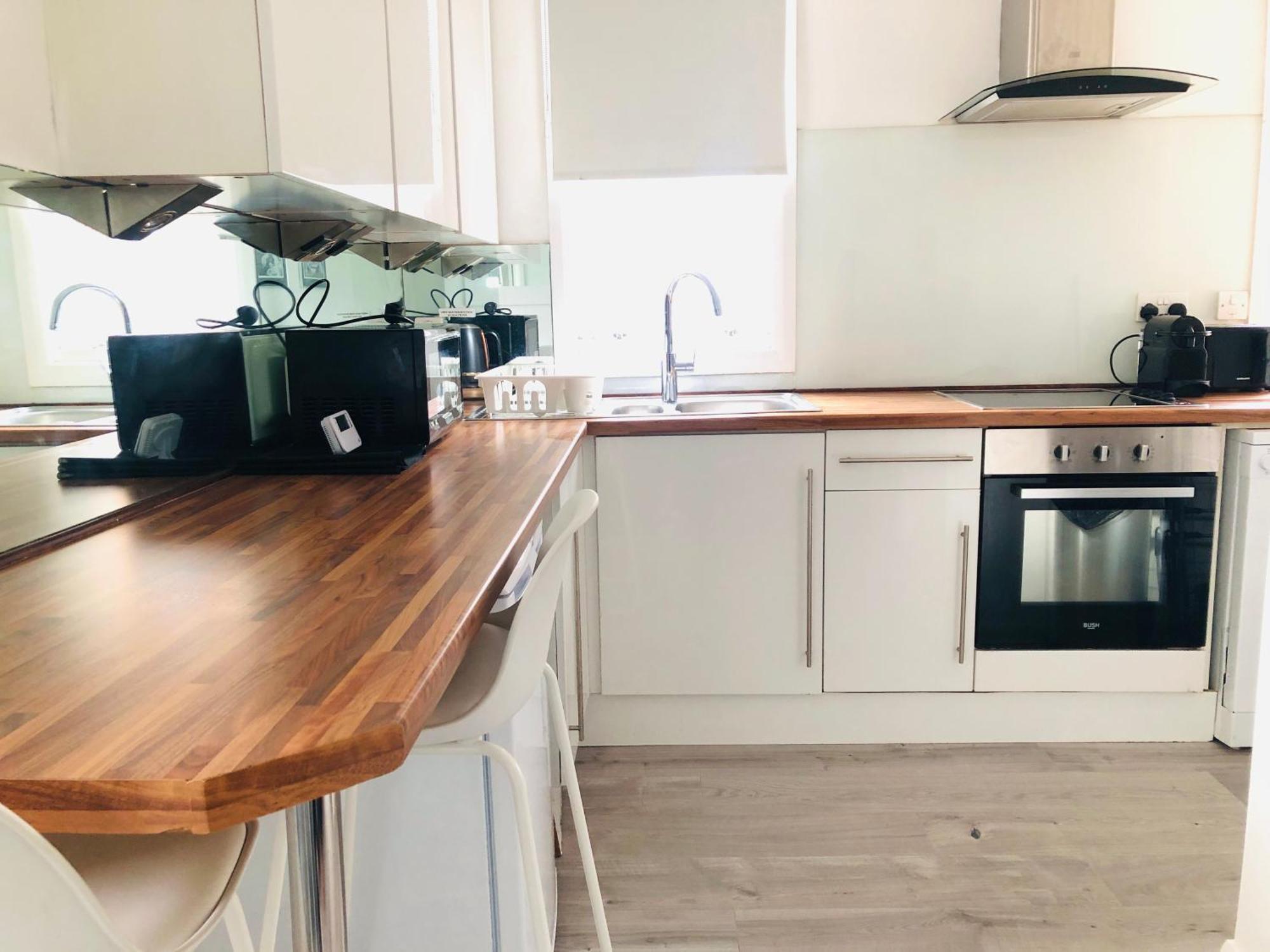 Bright Chiswick Apartment - Great Location Лондон Екстериор снимка