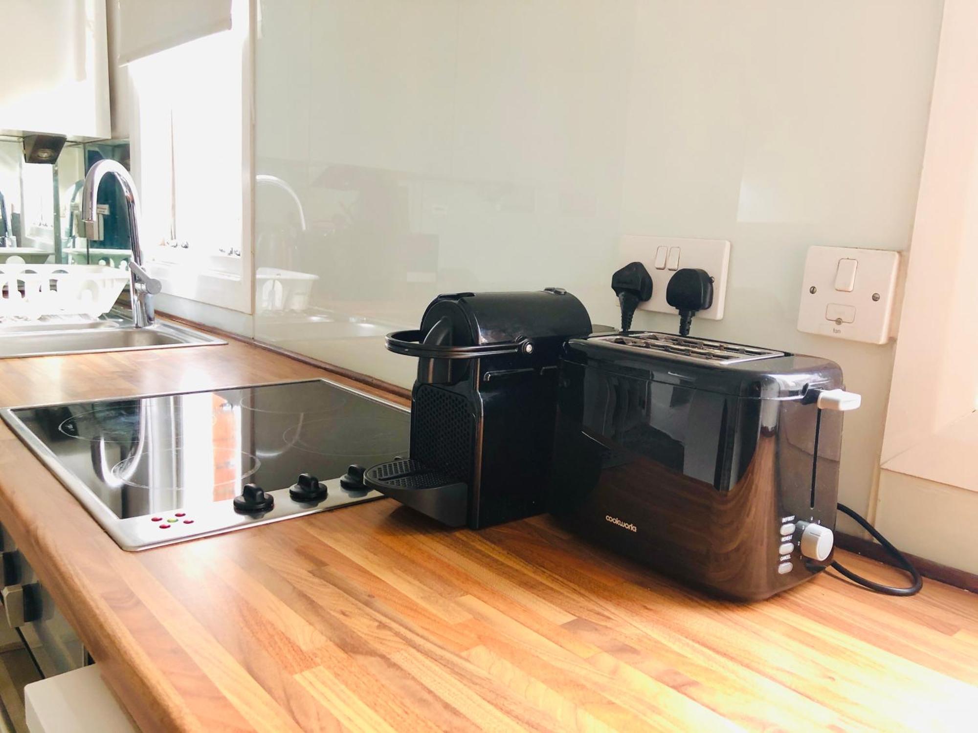 Bright Chiswick Apartment - Great Location Лондон Екстериор снимка