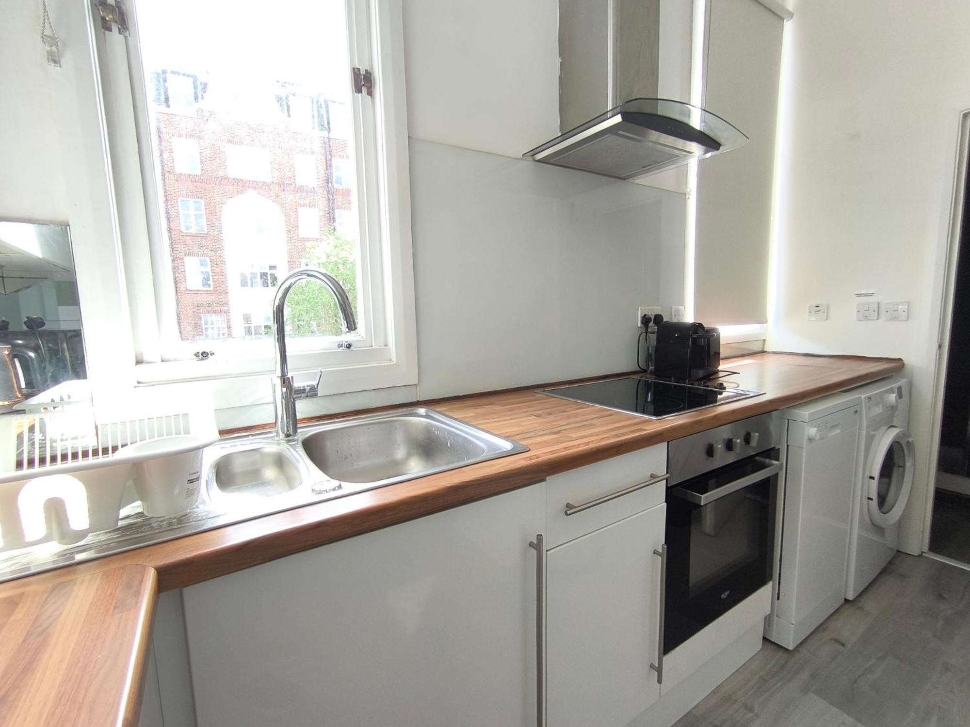 Bright Chiswick Apartment - Great Location Лондон Екстериор снимка