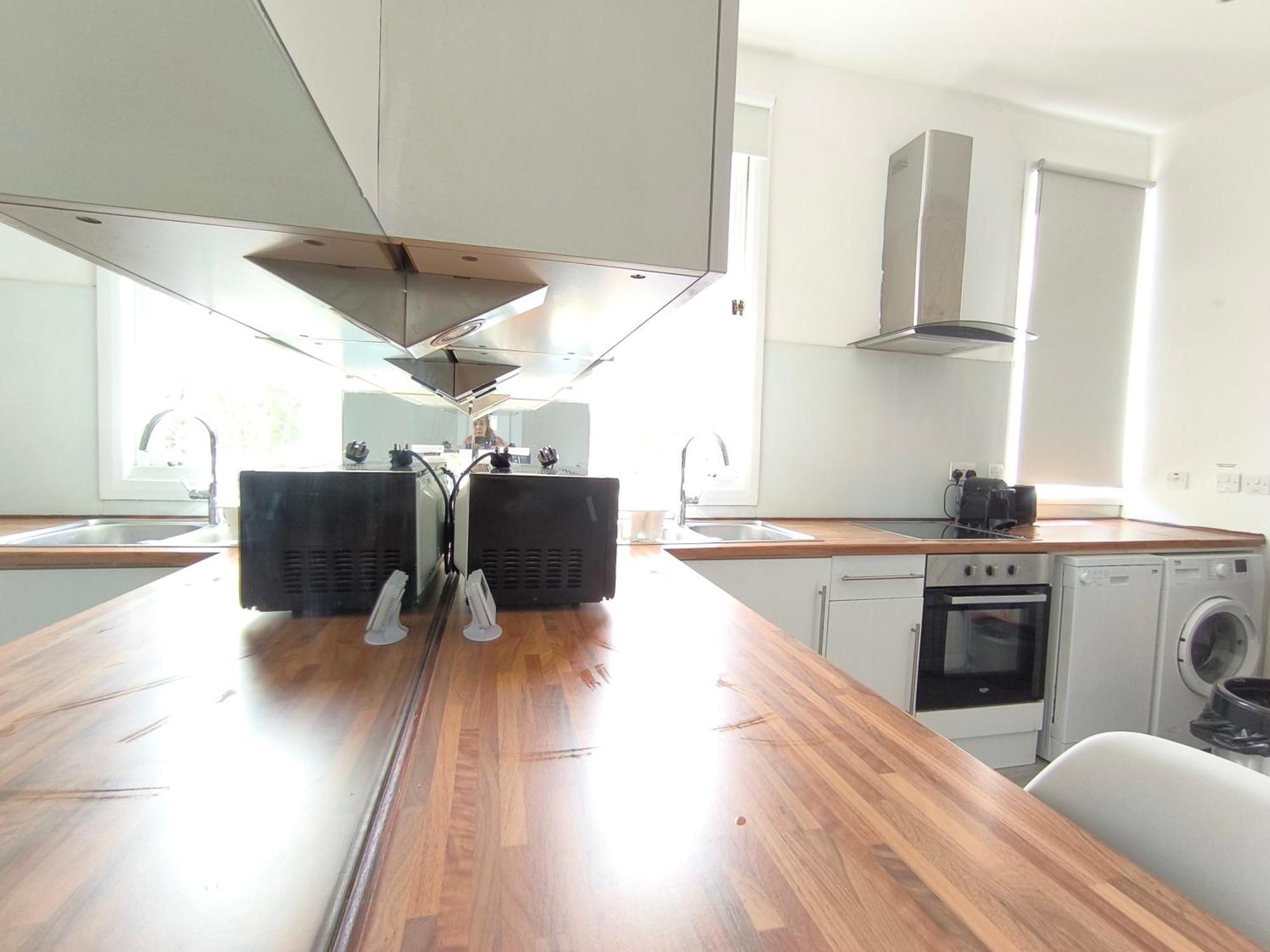 Bright Chiswick Apartment - Great Location Лондон Екстериор снимка